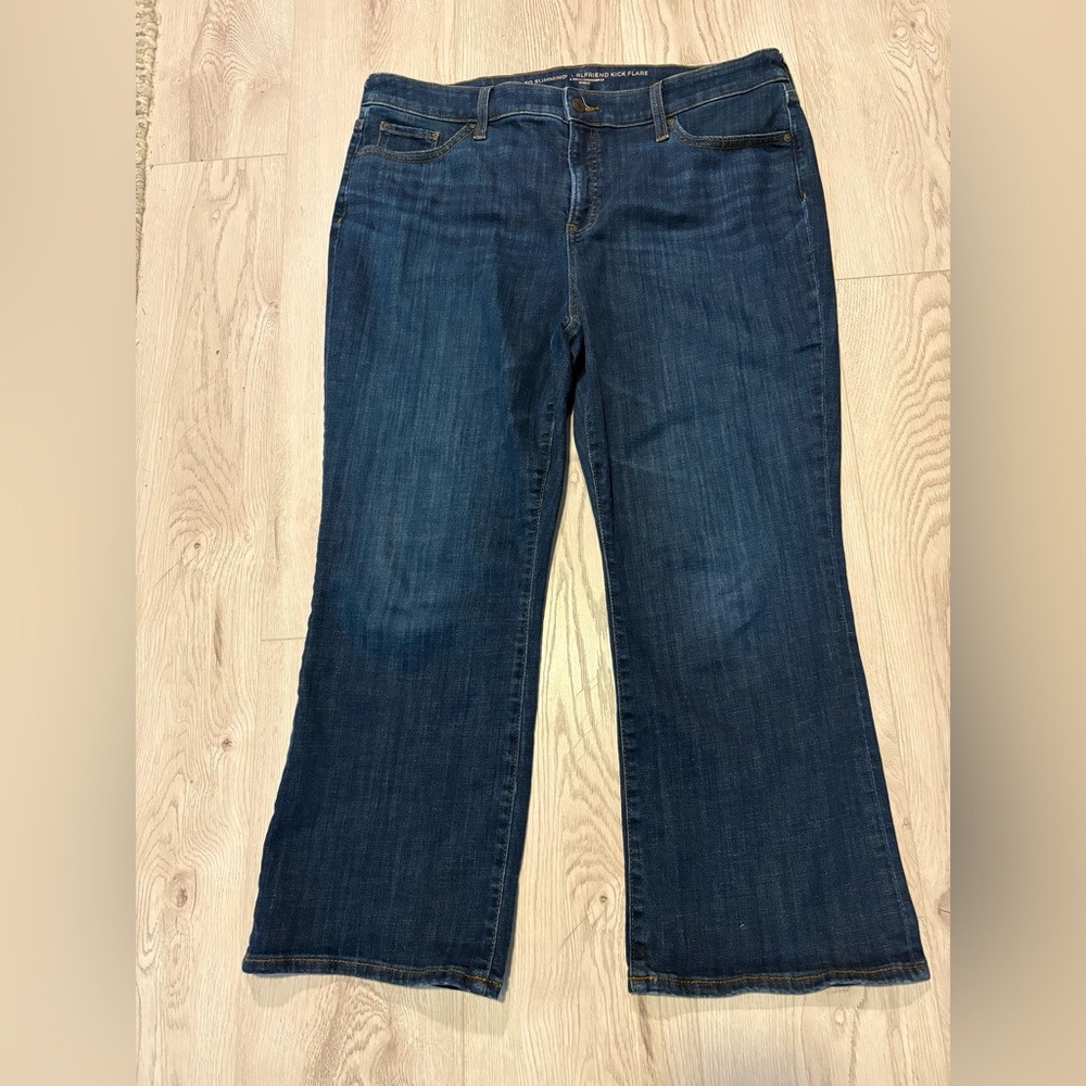 CHICO’S So Slimming Girlfriend Kick Flare jeans size 14 Short EUC
YTBB1